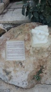 צילום של אנדרטה המכתב האחרון